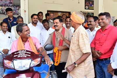 विजय शर्मा की तत्पर पहल से दो दिव्यांगों को मिली आत्मनिर्भरता की स्कूटी