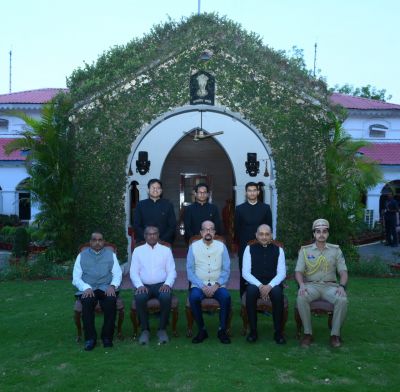 राज्यपाल रमेन डेका से परिवीक्षाधीन आईएएस अधिकारियों की सौजन्य मुलाकात