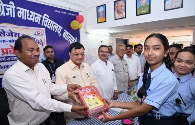  शाला प्रवेशोत्सव में उद्योग मंत्री लखनलाल देवांगन ने किया विद्यार्थियों का आत्मीय स्वागत