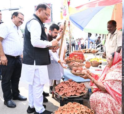  सड़क किनारे पसरे पर अचानक पहुंचे मुख्यमंत्री विष्णु देव साय, मीरा के पसरे से खरीदा &lsquo;आशीर्वाद का दीया&rsquo;