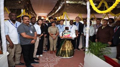  चुनाव में हाईटेक अंदाज: पुडुचेरी के पोलिंग बूथ पर रोबोट ने संभाली मेजबानी