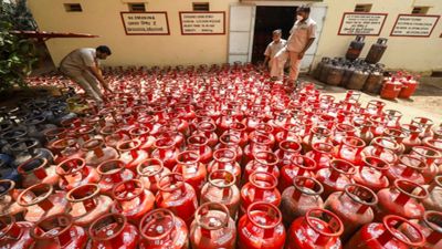  दिल्ली : घरेलू एलपीजी सिलेंडरों की कीमत में बढ़ोतरी, तेल कंपनियों ने 29 रुपए बढ़ाए दाम