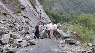  उत्तराखंड: चमोली में पहाड़ी से भारी बोल्डर और मलबा गिरा, नंदप्रयाग-नंदानगर मार्ग बंद