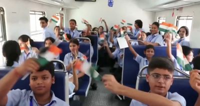  पहली हाइड्रोजन ट्रेन पर सफर कर रहे  छात्रों में उत्साह, कहा- &lsquo;भारत की पहली प्रदूषणमुक्त ट्रेन का सफर गर्व की बात