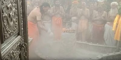  सावन माह के शुभारंभ के साथ महाकाल मंदिर में उमड़ा भक्तों का जनसैलाब, &lsquo;जय महाकाल&rsquo; जयघोष से गूंजा मंदिर