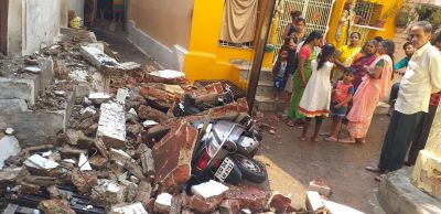 हांडी पारा में छज्जा गिरने से टला बड़ा हादसा एक स्कूटी आई चपेट में