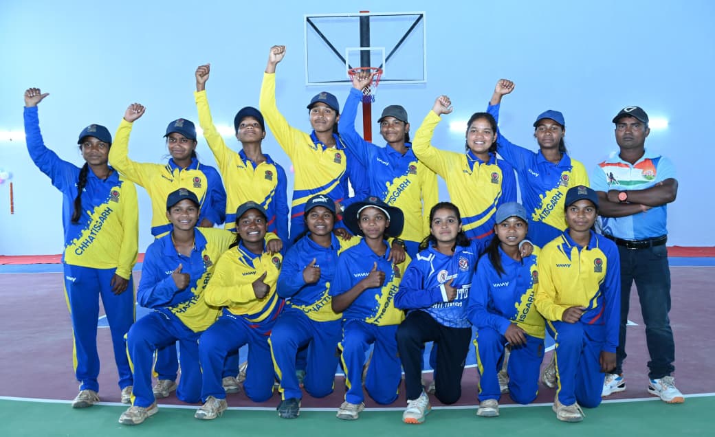 Chief Minister Vishnu Deo Sai Honors Girl Cricketers From Ichkela Boosts Morale By Presenting Cricket Kits | Shor Sandesh