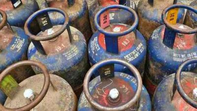  रेस्टोरेंट में खाना होगा महंगा, कमर्शियल गैस के दाम बढ़े