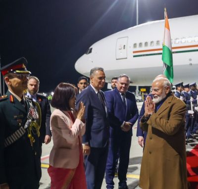  पीएम मोदी पहुंचे ऑकलैंड, एयरपोर्ट पर प्रधानमंत्री लक्सन ने किया स्वागत